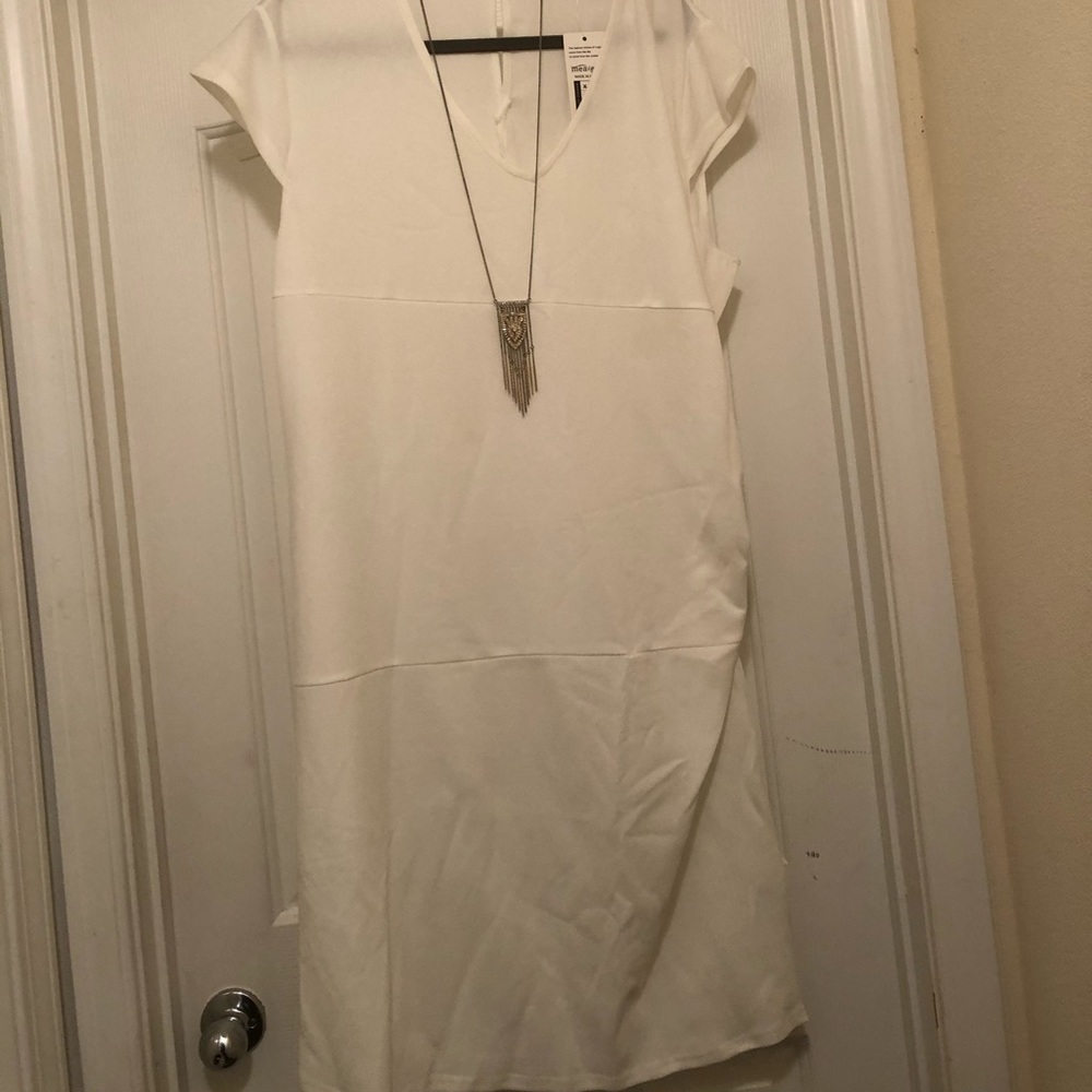 Off whit midi dress excludes necklace